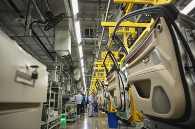 12月1日,沙坪坝区赛力斯汽车智慧工厂,工作人员正在生产线上忙碌。